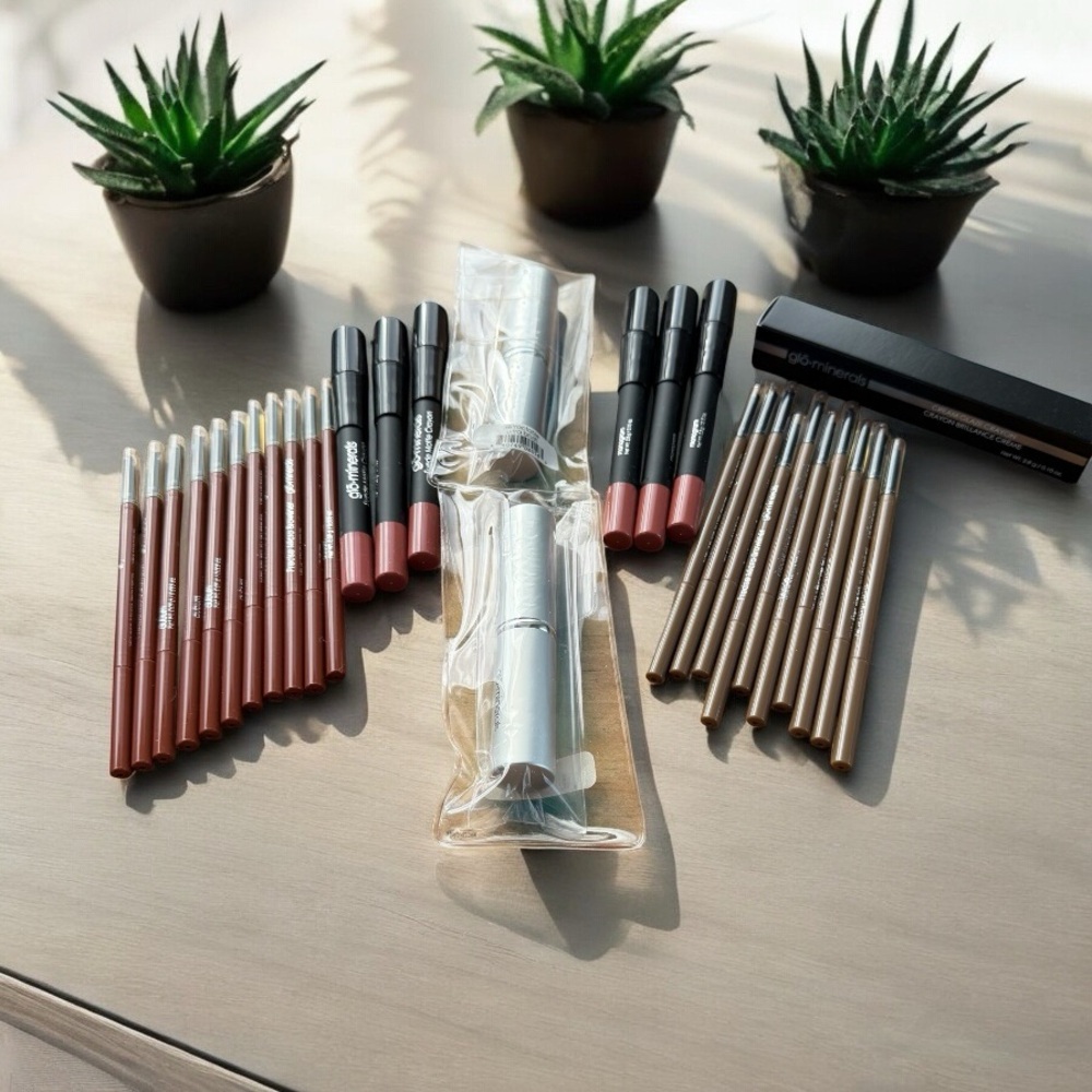 GLO MINERALS COSMETIC LOT – BROW PENCILS, LIP CRAYONS & BRUSH (LOT #33)